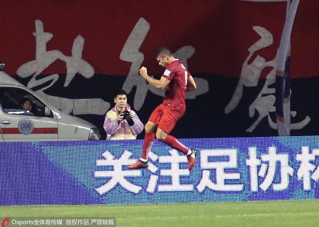 多特目前的当务之急是签下一位左后卫，目前26岁的莱尔森也可以胜任这个位置，但他被计划作为右侧的常备选择。